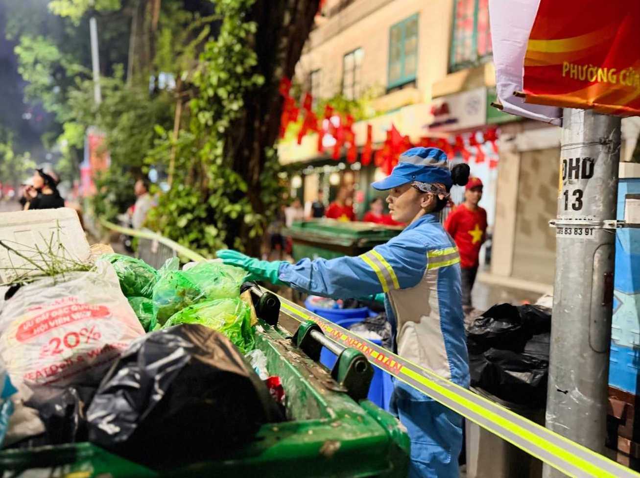 Chi Nguyen Thi Hue miet mai don rac trong dem 1.9 de giu pho phuong sach dep truoc ngay Quoc khanh. Anh: Phuong Anh