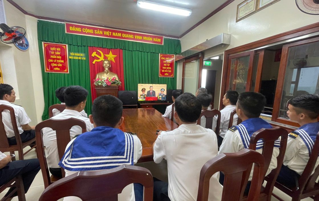 Can bo, chien si Nha gian DK1/10 theo doi truc tuyen Le dieu binh, dieu hanh Ki niem 80 Nam Quoc khanh 2.9. Anh: Van Duong