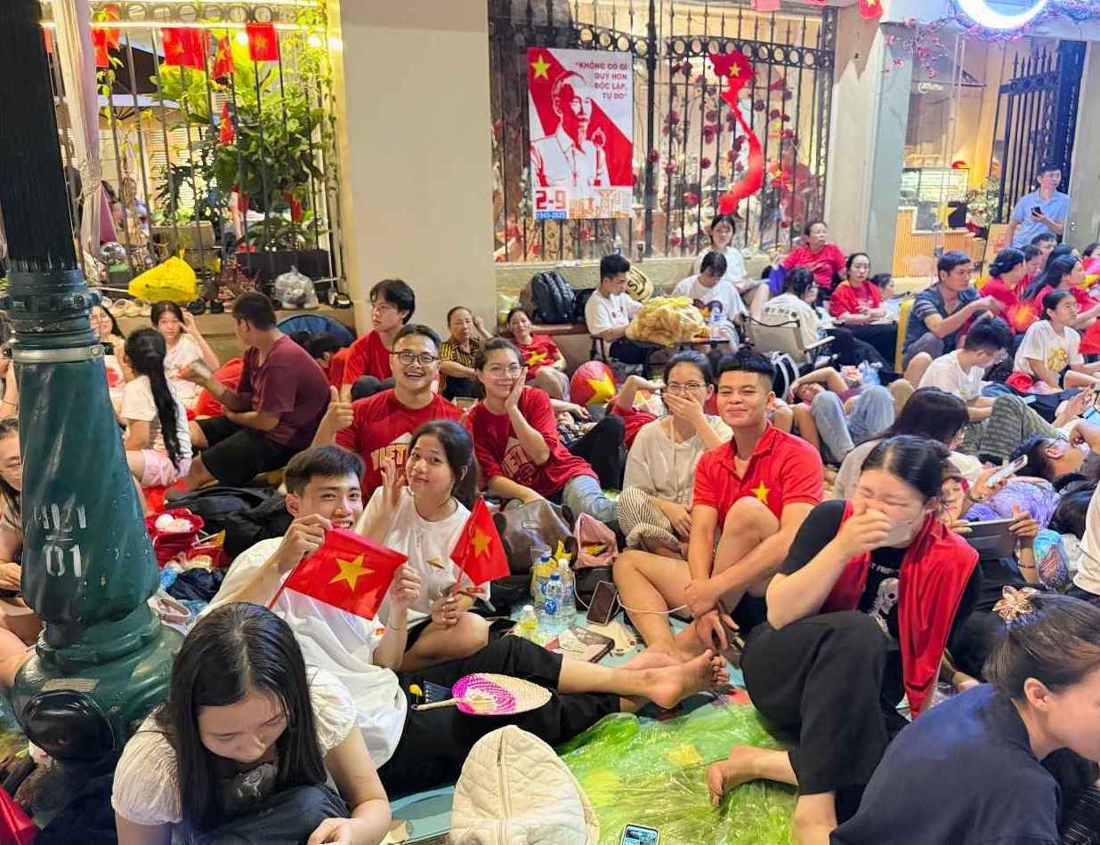 Anh Le Trung Kien (Thanh Hoa) va ban be se thuc tron dem nay de cam nhan day du khong khi cua ngay Quoc khanh. Anh: Phuong Anh
