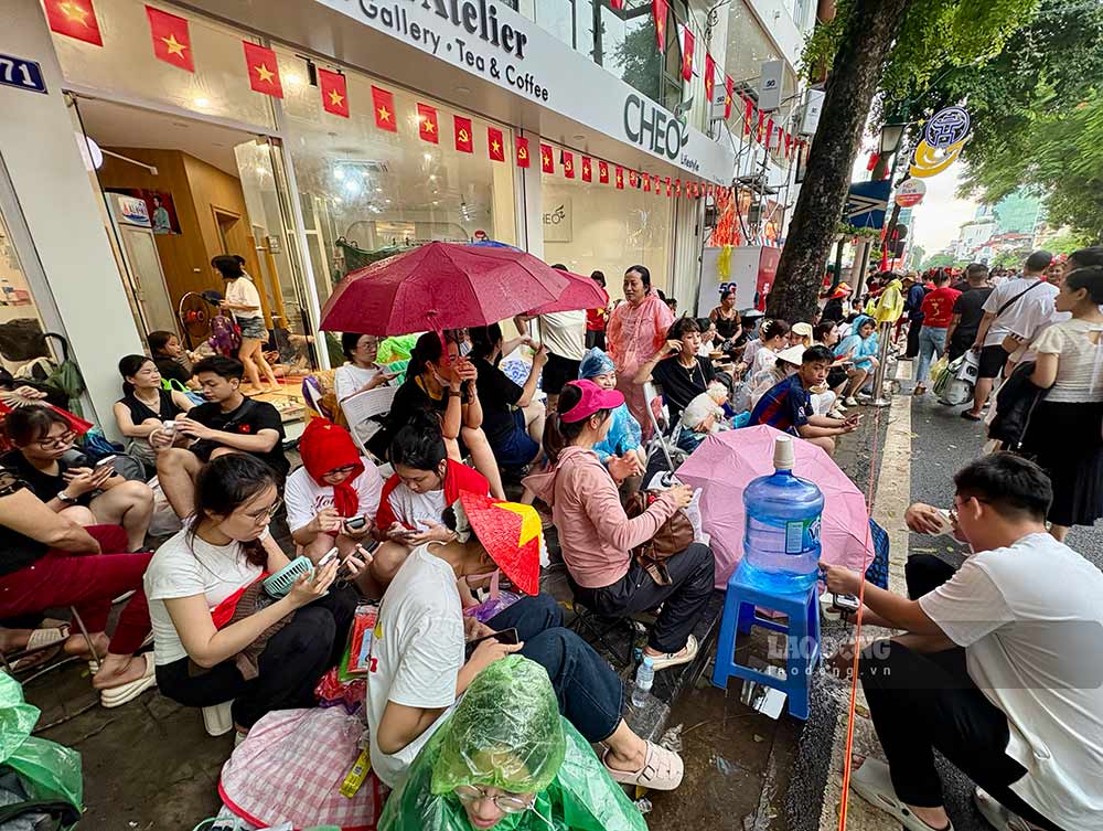 Gia dinh ba Phuc Hau dat binh nuoc va ghe ngoi mien phi danh cho nguoi dan, du khach xem dieu binh A80. Anh: Y Yen