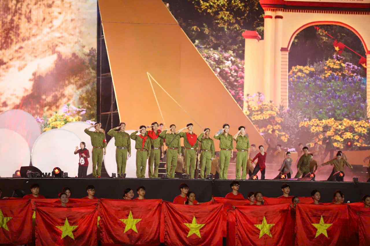 Dan sao Mua do trinh dien ca khuc “Con gi dep hon” trong su tu hao. Anh: Huyen Chi