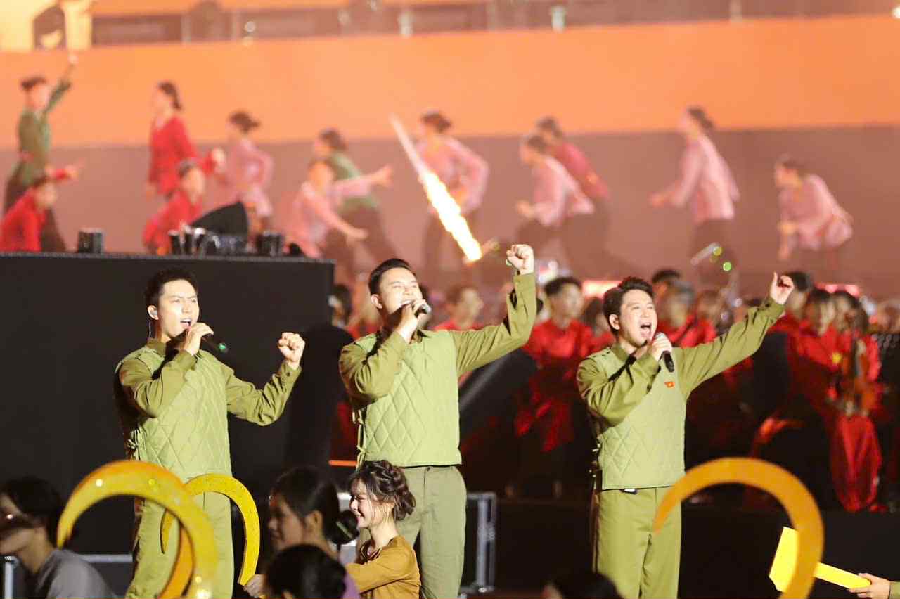 Anh Tu, Dong Hung,… trinh dien tai concert. Anh: Huyen Chi