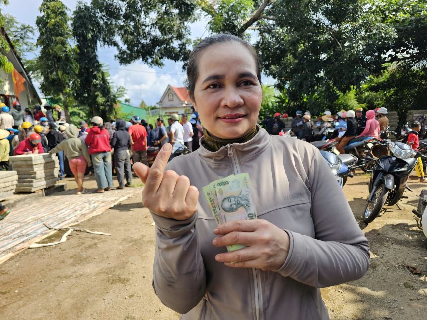 Les habitants expriment leur joie de recevoir des cadeaux du Tet de l'Independance. Photo : Thanh Quynh
