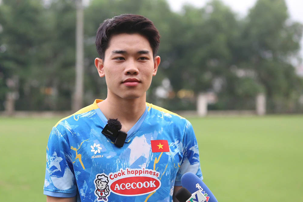 L'attaquant Nguyen Dinh Bac repond a une interview lors de l'entraînement du 1er septembre de l'equipe vietnamienne U23. Photo : VFF