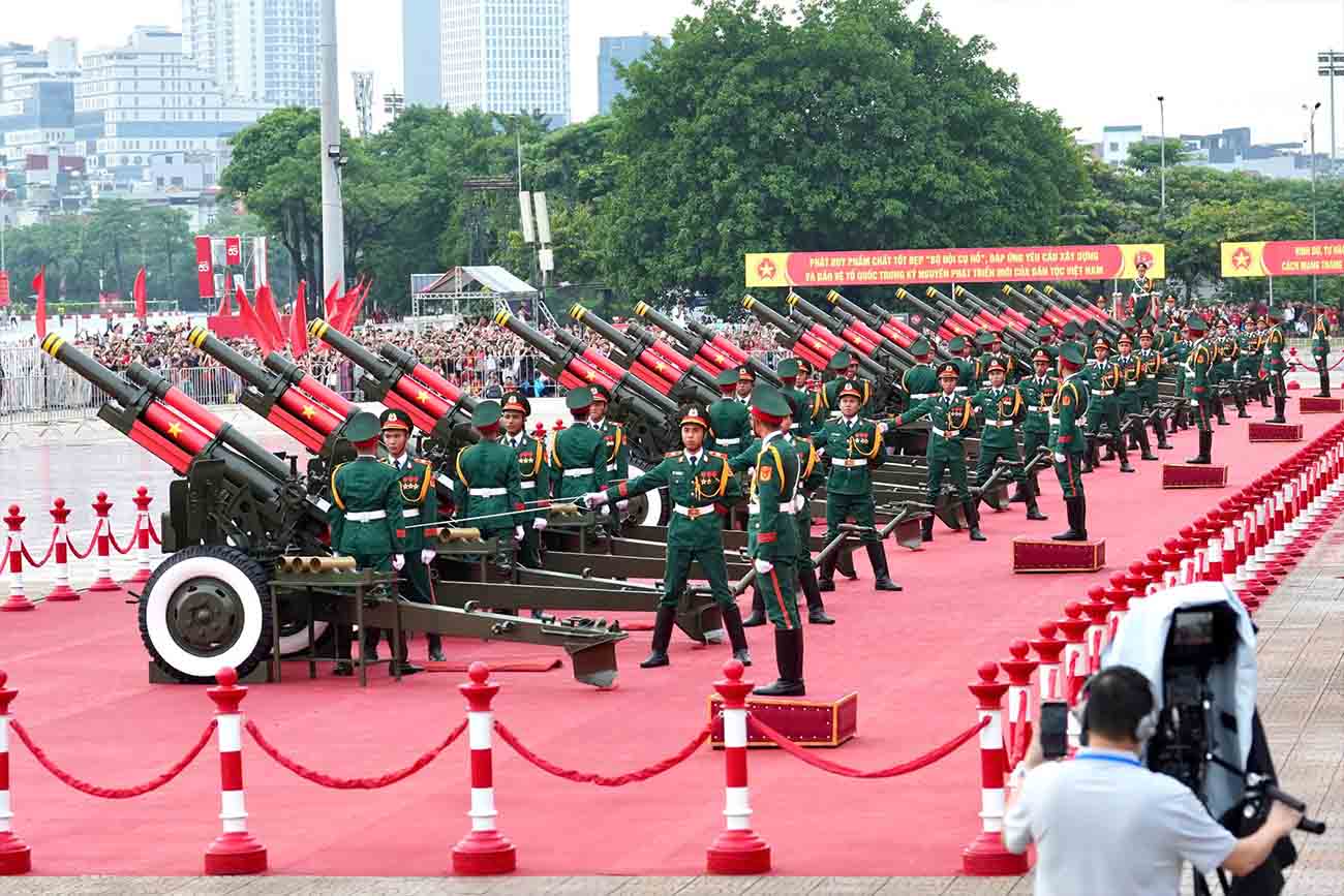 15문의 대포가 국경일 80주년 기념 행진에서 발사될 준비가 되었습니다. 사진: 송흐우