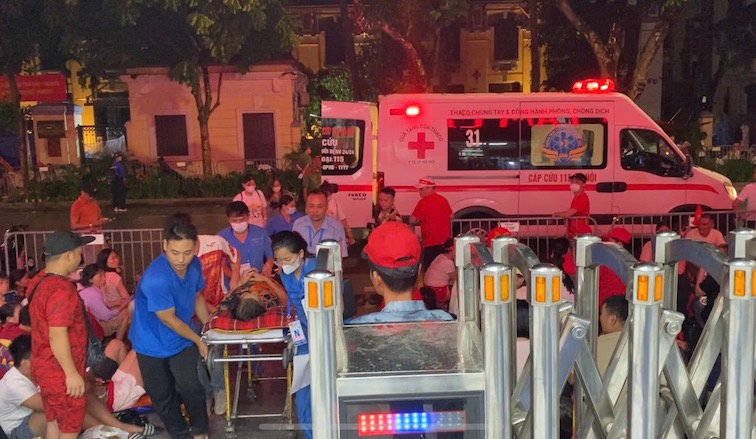人々がA80パレードを見るのを待つ間、Xanh Pon病院で救急搬送されました。写真:Thuy Linh