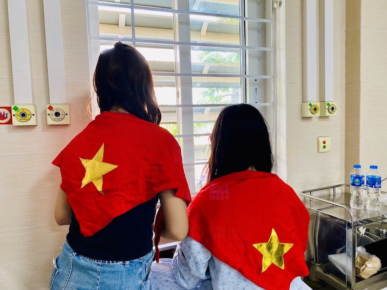 Benh nhan va nguoi nha theo doi “concert” quoc gia A80 qua cua so benh vien Xanh Pon. Anh: Thuy Linh