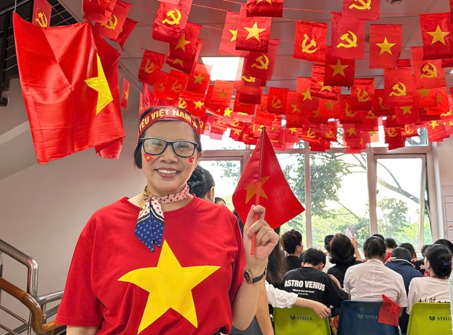 Ba Dieu Hong vuot hang nghin cay so tro ve Viet Nam de duoc tham du dai le A80. Anh: Thuy Linh