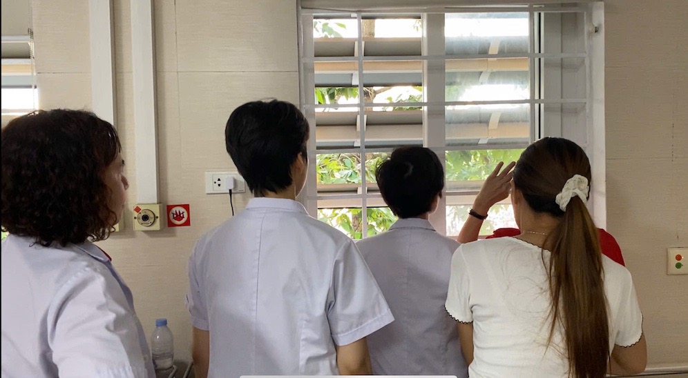 Cac bac si chao co qua cua so trong phong benh. Anh: Thuy Linh