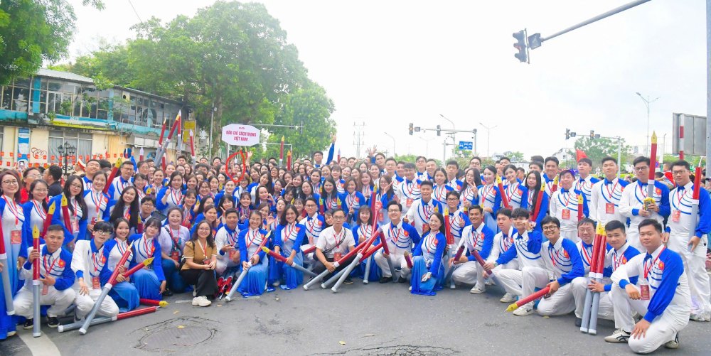 Anh Nguyen Huu Tri va dong nghiep trong nhung ngay tap luyen cho su kien trong dai cua dat nuoc. Anh: Huu Tri