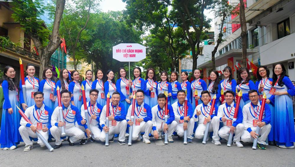 M. Nguyen Huu Tri et ses collegues du bloc ont eu l'honneur de participer a un evenement majeur du pays. Photo : Huu Tri