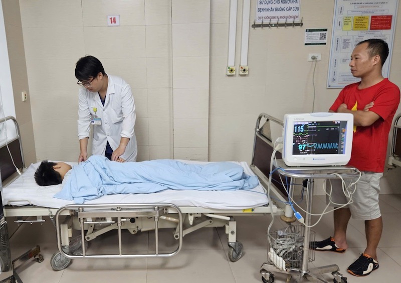 Bac si Ha Van Quy tham kham cho benh nhi sau phau thuat. Anh: Hoang Thao