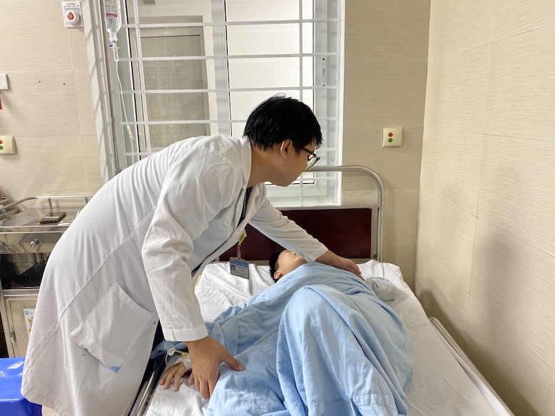 The child suffered a severe abdominal pain while waiting for the A80 parade and parade, and was fortunately taken to the emergency room in time. In the photo is the doctor examining the patient after surgery. Photo: Thuy Linh