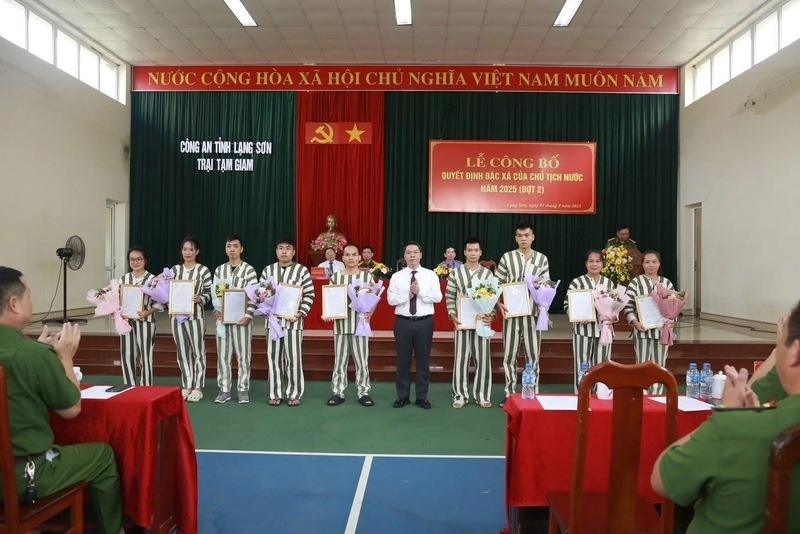 ドアン・タン・ソン氏 - 州民委員会の副会長は、囚人に特別な恩赦の決定を授与しました。写真：警察が提供しました