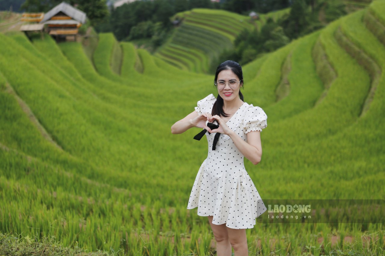 Du khach thich thu checkin ben nhung thua ruong bac thang mua lua xanh. Anh: Van Duc.