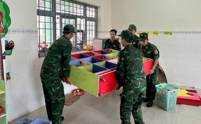 Officers and soldiers of the An Thoi Port Border Guard Station rearranged tables, chairs, items, and cleaned up at An Thoi Kindergarten. Photo: Tien Vinh