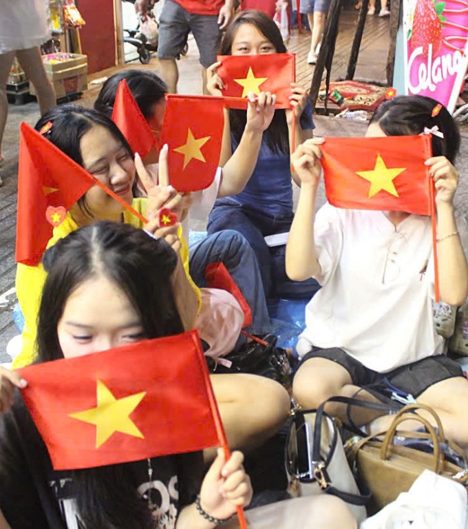 Cac ban tre fan cua nghe si Mono. Anh: Le Tuyen