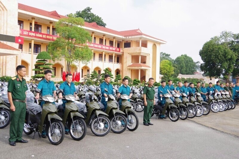 Lang Son성 군사령부가 부대에 차량을 인도합니다. 사진: Thu Hien