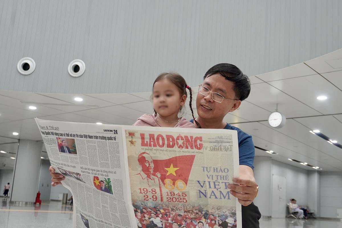 Anh Nguyen Huu Hoang (ngu phuong Tang Nhon Phu, TP Thu Duc truoc day) dua gia dinh di choi le bang metro. Anh Hoang cho biet, gia dinh anh quyet dinh di tau metro choi le vi muc dich tau di lai thuan tien va con de gia dinh o que len co co hoi trai nghiem phuong tien hien dai cua thanh pho.