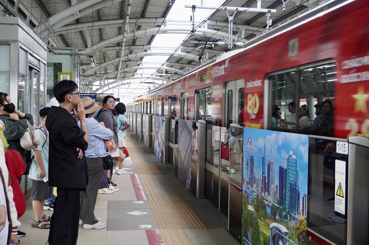 Viec to chuc mien phi ve, cung khong gian trang trong co hoa, bien Metro so 1 khong chi thanh phuong tien giao thong cong cong hien dai, ma con la bieu tuong tu hao, noi moi nguoi dan co the trai nghiem va ghi lai khoanh khac nhan dip dac biet nay.