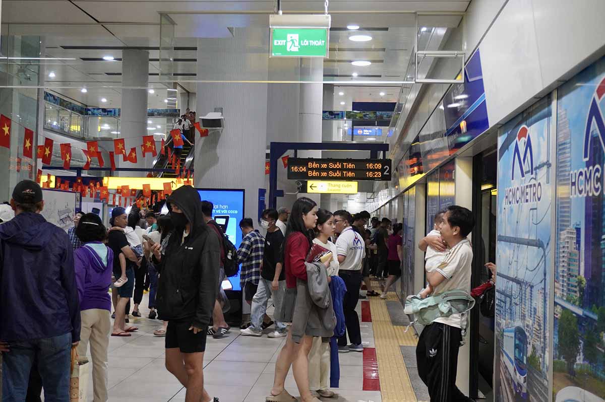 Dong thoi, Metro da tang cuong so chuyen phuc vu dip le, hoat dong tu 5h den 23h, voi 264 chuyen/ngay vao cac ngay 1 va 2.9, tang them khoang 30 chuyen so voi ngay thuong. Luc luong huong dan vien, nhan vien ho tro cung duoc bo tri tang cuong de dam bao an toan, trat tu va ho tro nguoi dan su dung tau de dang.