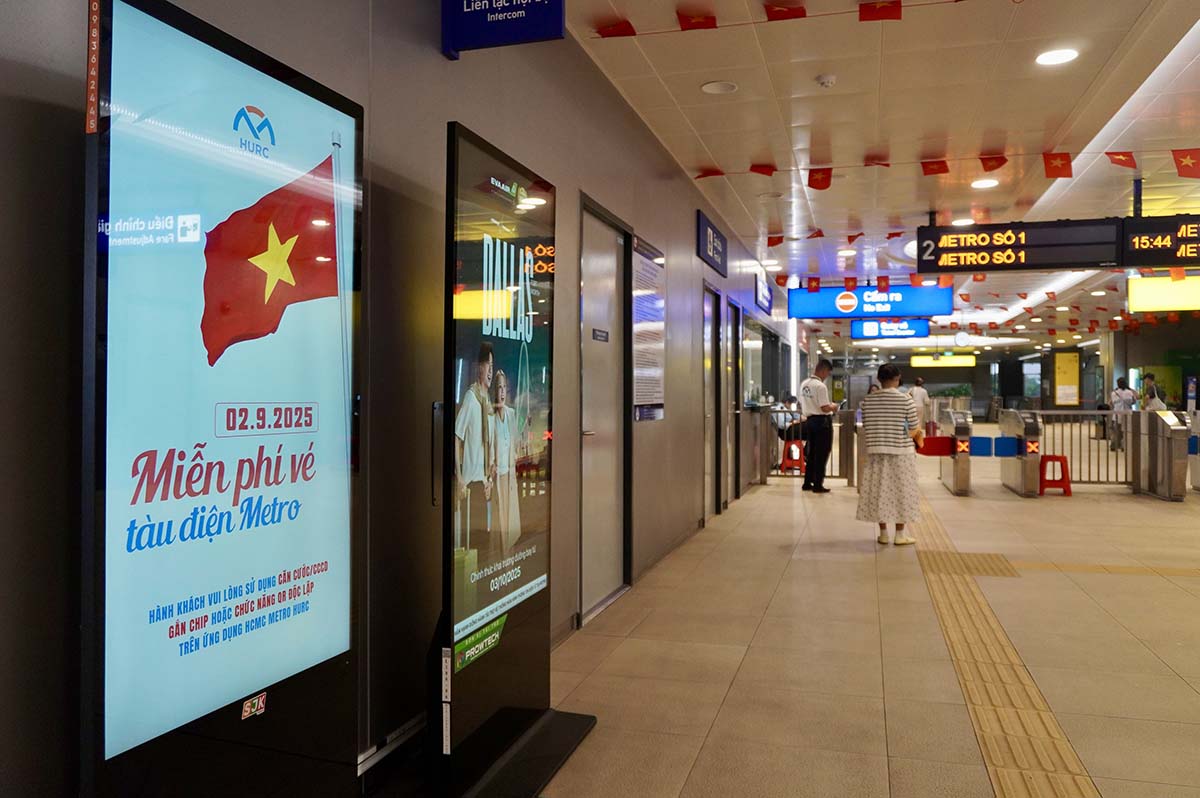 Theo thong bao tu Cong ty TNHH MTV Duong sat Do thi so 1, toan tuyen Metro so 1 se ap dung mien 100% ve tau trong ngay 2.9. Hanh khach chi can quet the can cuoc cong dan gan chip tai cong soat ve hoac su dung ma QR “Doc lap” tren ung dung HCMC Metro HURC de di tau hoan toan mien phi.