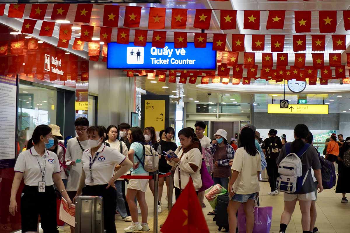 Ghi nhan cua Lao Dong trong dip le 2.9, tai cac ga metro doc tuyen nhu Ben Thanh, Thao Dien, Thu Duc… luon nhon nhip. Nguoi dan xep hang trat tu, hao hung doi chuyen tau.