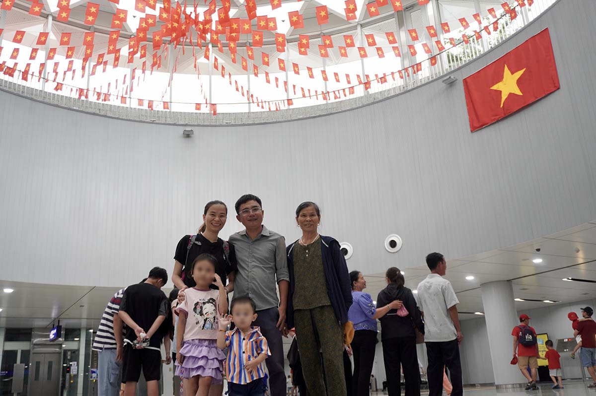 Ba Tran Thi Lu (ngu phuong Thu Duc) den ga Ben Thanh chup anh. “Chung toi di de cam nhan khong khi le, khong nghi la metro lai mat me va trang tri co hoa ruc ro nhu vay. O day, moi nguoi deu vui ve, nhieu nguoi mac ao do sao vang, chup anh rat dep. That su la mot trai nghiem rat hien dai va dang nho”, ba Lu noi.