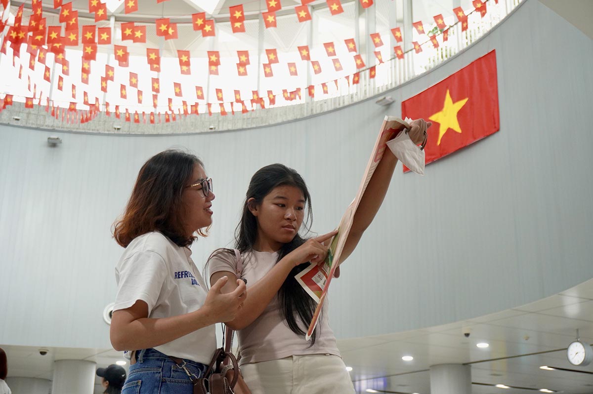 Khong khi tai cac nha ga duoc trang tri ruc ro voi quoc ky, bang ron, khau hieu mung 80 nam Quoc khanh, tao nen mot khong gian hien dai nhung van dam da ban sac dan toc.