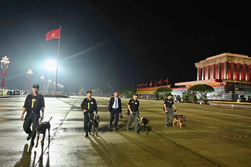 Cac luc luong phoi hop kiem tra an ninh khu vuc Quang truong Ba Dinh truoc ngay dien ra Dai le 2.9. Anh: Nguyen Hang