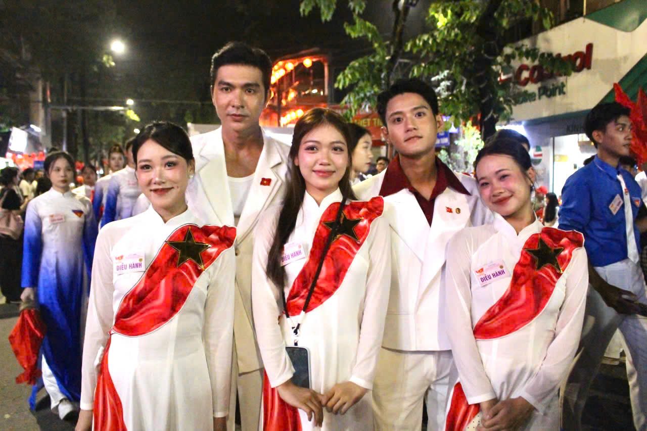 From 3am on September 2nd, the stars of “Red Rain” gathered at Quan Thanh area to prepare for the parade to celebrate the 80th anniversary of National Day.