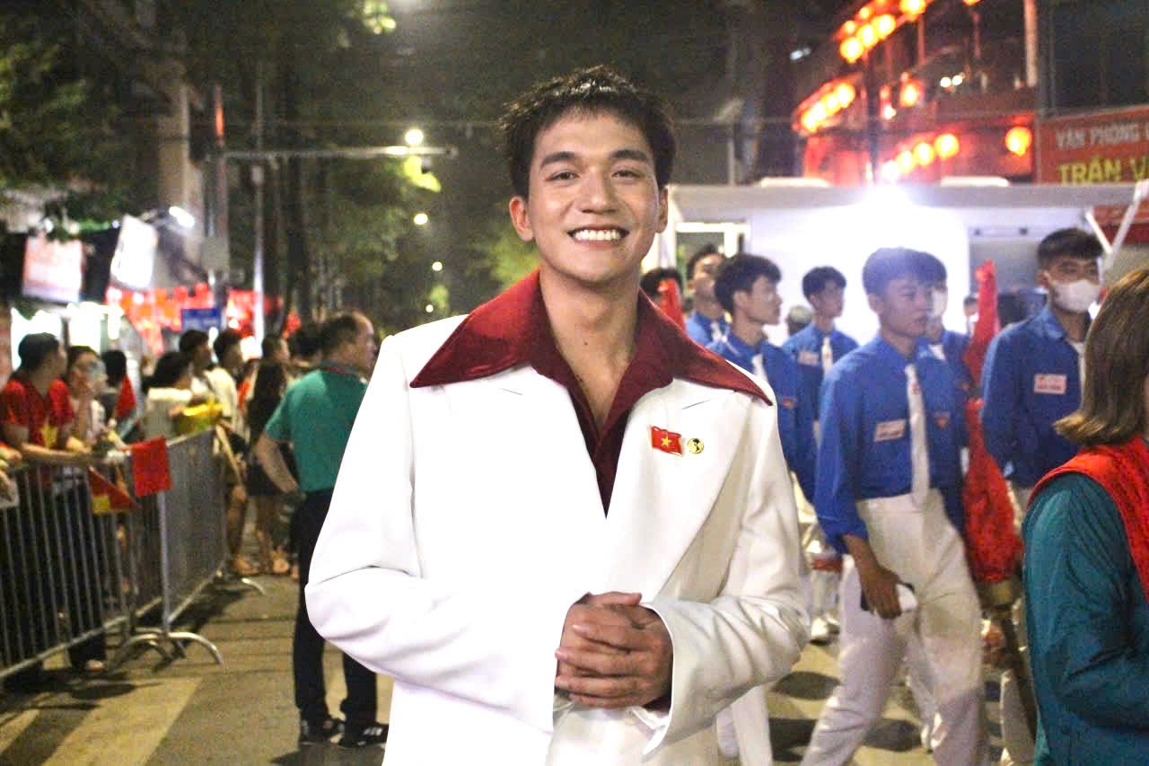 Actor Do Nhat Hoang was radiant before participating in the A80 parade.