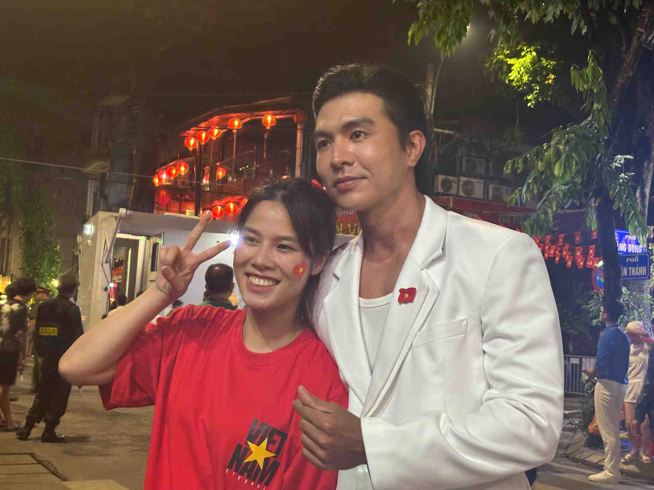 Actor Steven Nguyen excitedly took photos with the audience.