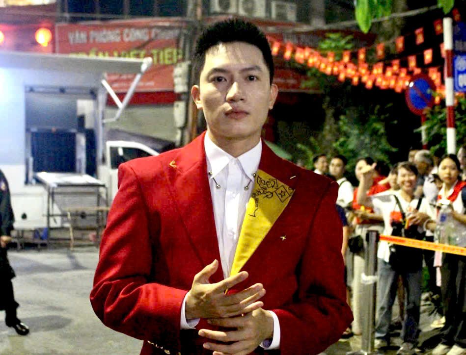 Singer Anh Tu appeared early to prepare for the parade, which began at 6:30 a.m. on September 2 at Ba Dinh Square.