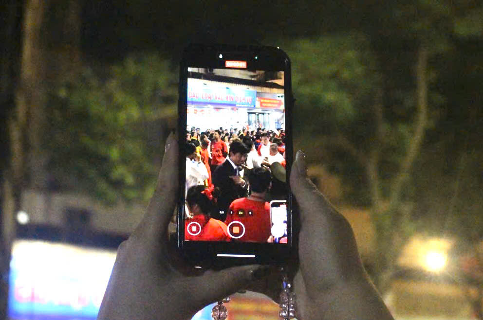 Besides the “Red Rain” cast, many artists appeared and received enthusiastic responses from the audience who stayed up all night at Quan Thanh area. Singer Den Vau interacted with the audience.