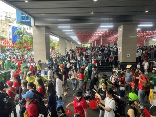 Overloaded public passenger transport, urban railways transport nearly 160,000 passengers. Photo: Minh Hanh