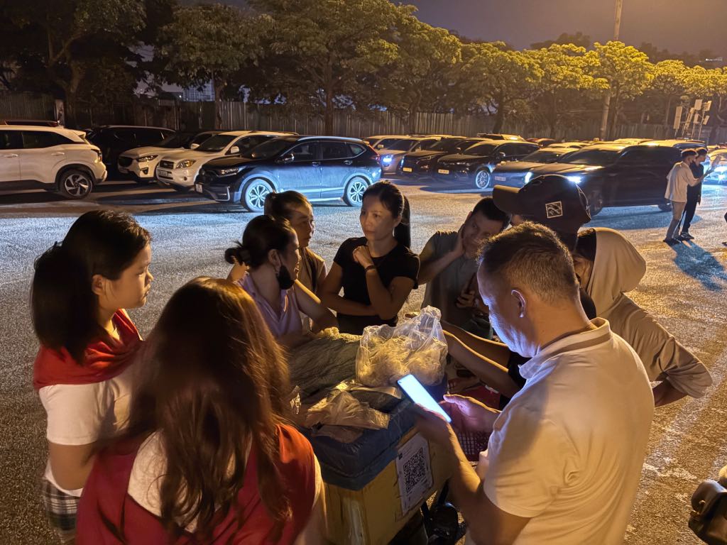 Nhieu nguoi mua xoi an sang de chuan bi xem khi tai quan su. Anh: Bao Han