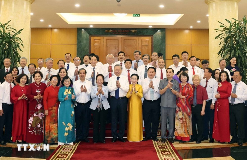 General Secretary To Lam with delegates of the Central Standing Committee of the Vietnam Association for the Promotion of Education. Photo: VNA