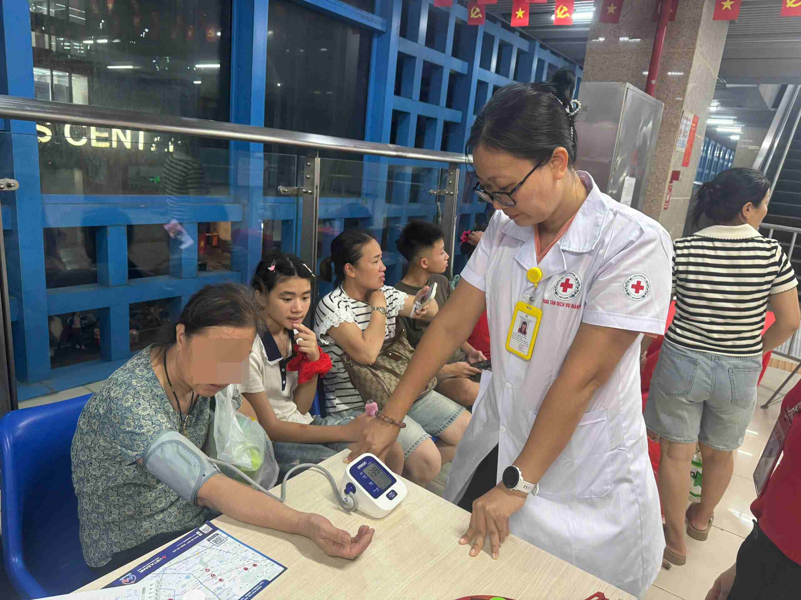 6h15: Tai 2 tuyen Cat Linh – Ha Dong va Nhon – Ga Ha Noi, luc luong y te tuc truc 24/24. Theo chi Nguyen Thi Bich Thuong, can bo Trung tam Dich vu nhan dao (Trung uong Hoi Chu thap do Viet Nam), thong ke tu 0h den 6h ngay 2.9 ghi nhan 5 ca so cap cuu, deu la nguoi cao tuoi, chu yeu lien quan den huyet ap va duong huyet. Sau khi duoc so cuu, cac truong hop nay tiep tuc xuong ga tham du cac chuong trinh cua Dai le A80.  Chi Thuong khuyen cao nguoi dan nen mang du nuoc uong. Nhung nguoi co tien su huyet ap nen dung o vi tri thoang mat. Neu co dau hieu dau dau, chong mat, can tim cho ngoi nghi ngay. Anh: Dang Tien