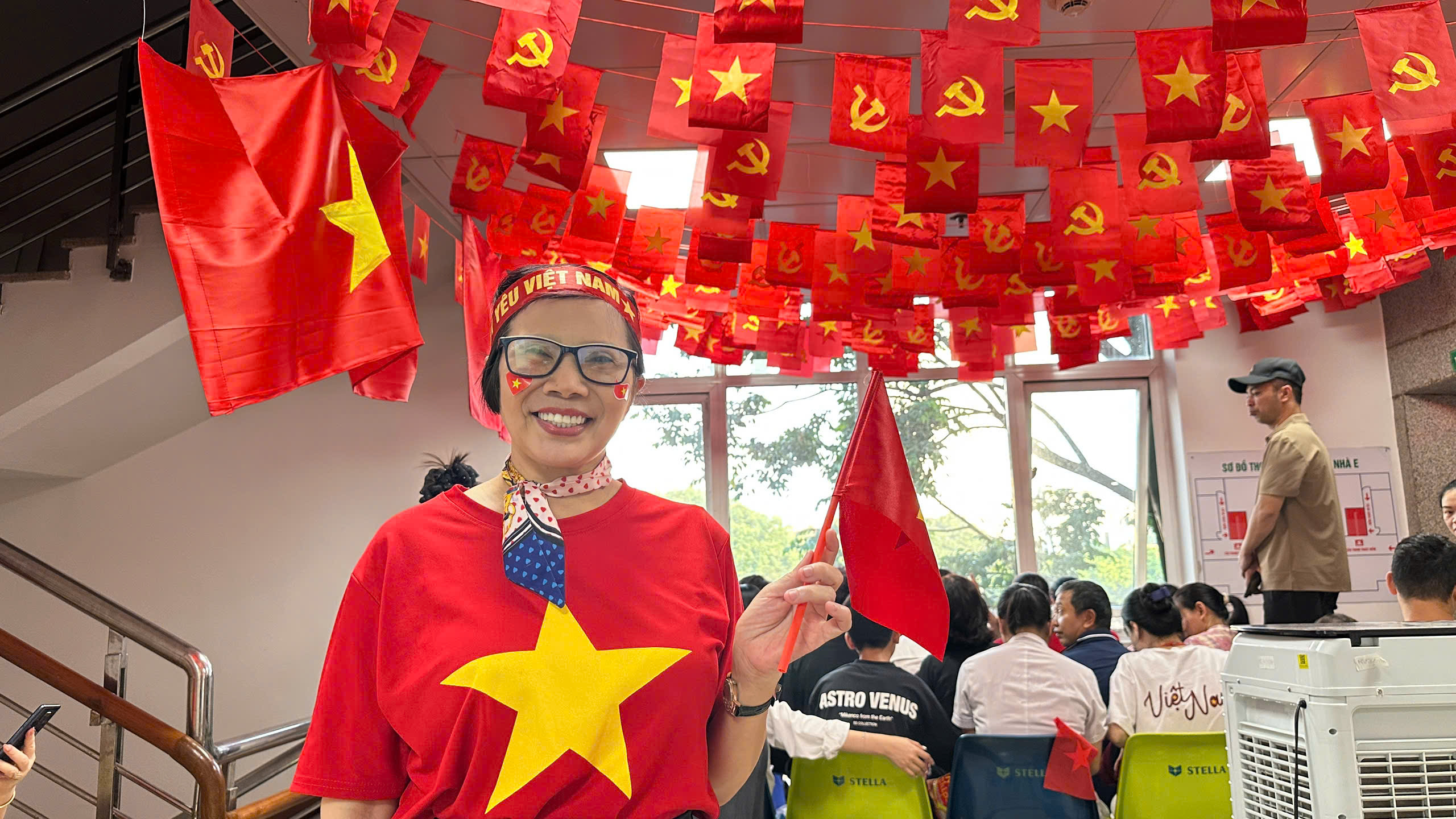 Ba Dieu Hong – kieu bao Viet Nam tai Sydney (Uc) – da vuot hang nghin cay so de ve nuoc du Dai le A80. Ba xuc dong chia se: “Thuc su toi qua hanh phuc. Khi biet lich to chuc Dai le A80, toi da len ke hoach tu lau. Cach day 4 ngay toi bay tu Sydney ve Singapore roi tiep tuc ve Viet Nam. Quang duong dai nhung toi luon thay vui, vi sap duoc tro ve que huong, duoc hoa minh vao bau khong khi yeu nuoc cung dong bao. Toi yeu Viet Nam“. Anh: Giang Linh