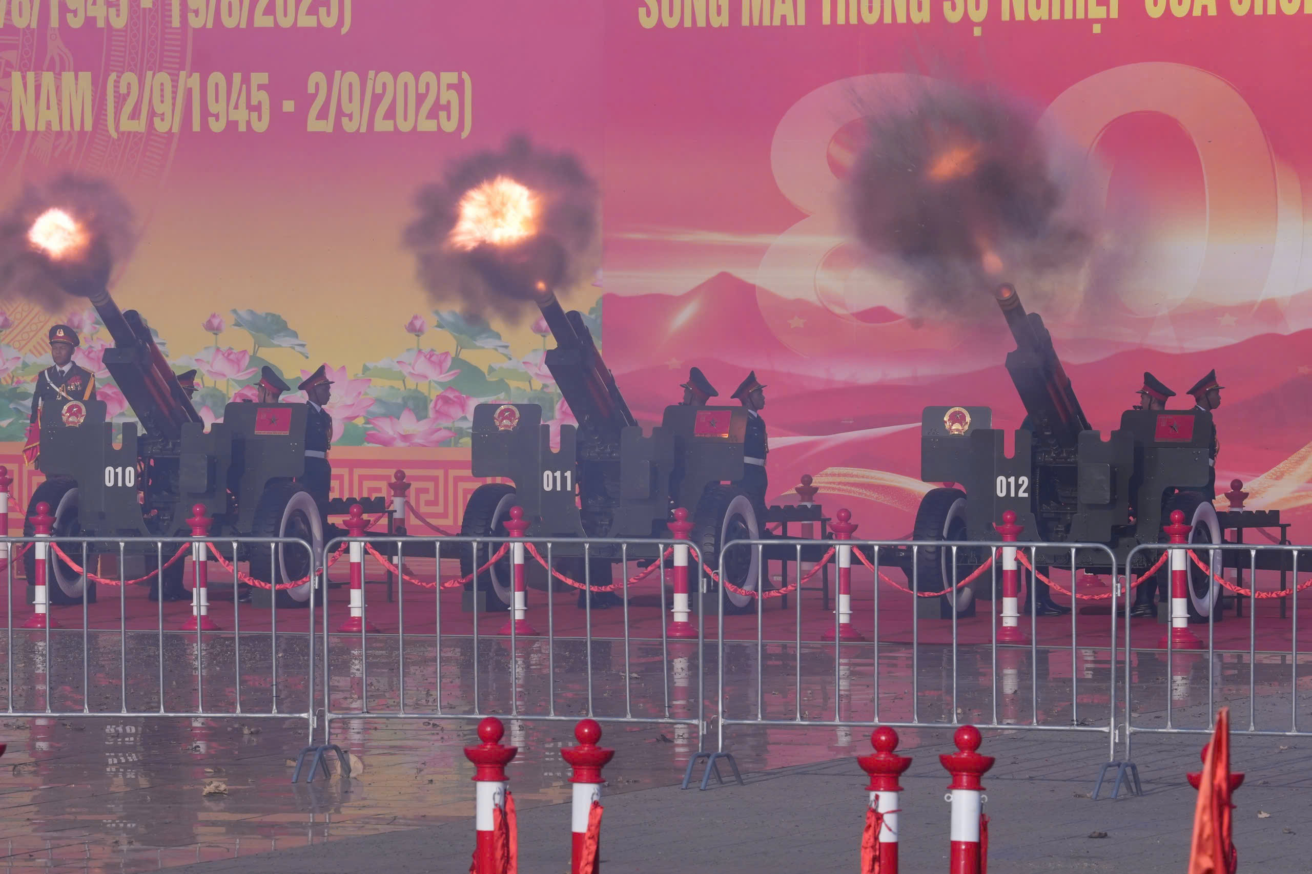 6h40: Dan phao le dong khai hoa o san My Dinh Tu sang som, hang van nguoi dan do ve San van dong My Dinh cho theo doi dan dai bac khai hoa. Ca khu vuc duong Le Quang Dao, doan qua san My Dinh kin cho. Dung 6h40, dan dai bac dong loat khai hoa, mo man cho le dieu binh, dieu hanh ky niem 80 nam Quoc khanh. Anh: Huu Chanh