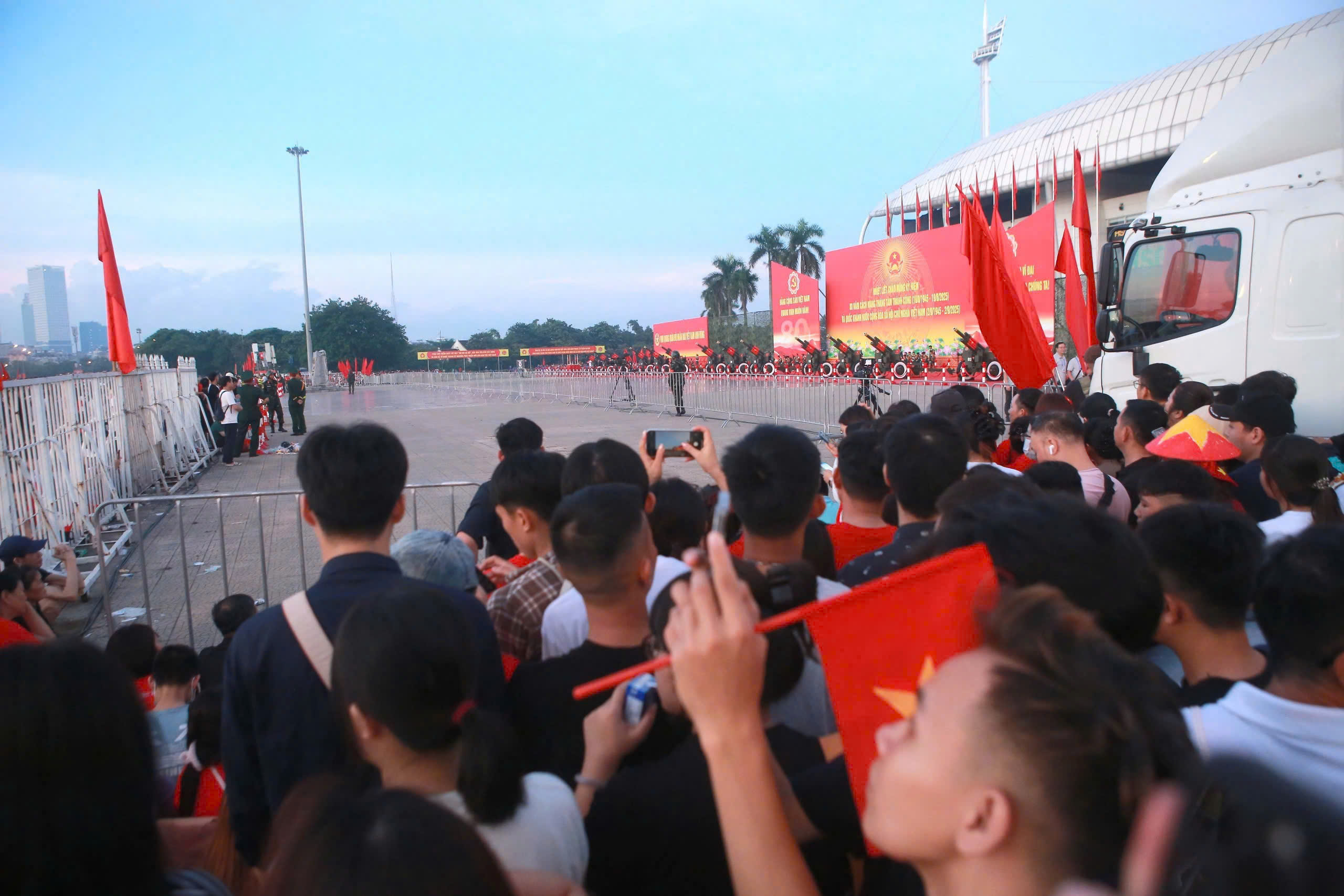 6h40: Dan phao le dong khai hoa o san My Dinh Tu sang som, hang van nguoi dan do ve San van dong My Dinh cho theo doi dan dai bac khai hoa. Ca khu vuc duong Le Quang Dao, doan qua san My Dinh kin cho. Dung 6h40, dan dai bac dong loat khai hoa, mo man cho le dieu binh, dieu hanh ky niem 80 nam Quoc khanh. Anh: Huu Chanh