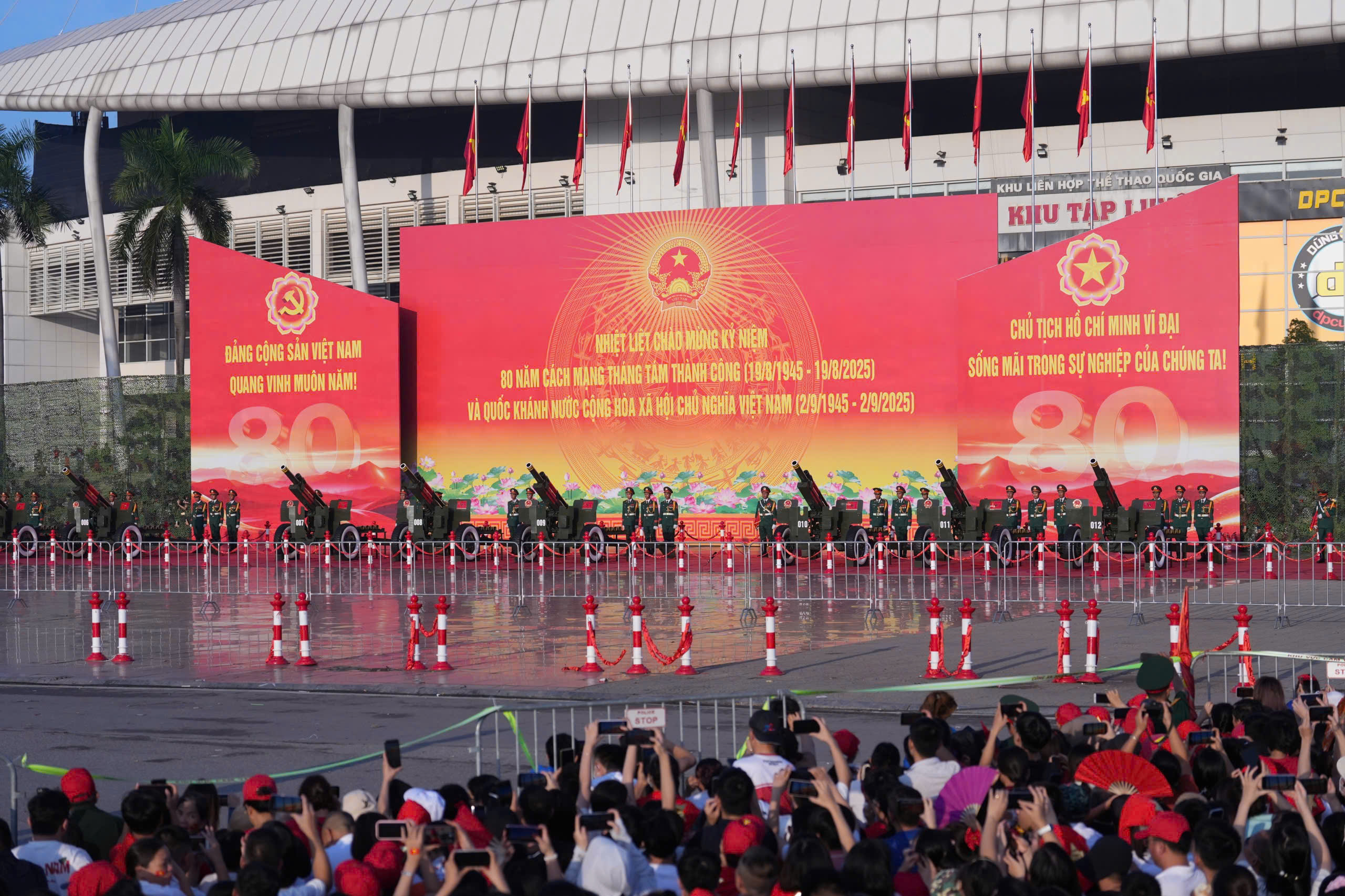 6h40: Dan phao le dong khai hoa o san My Dinh Tu sang som, hang van nguoi dan do ve San van dong My Dinh cho theo doi dan dai bac khai hoa. Ca khu vuc duong Le Quang Dao, doan qua san My Dinh kin cho. Dung 6h40, dan dai bac dong loat khai hoa, mo man cho le dieu binh, dieu hanh ky niem 80 nam Quoc khanh. Anh: Huu Chanh