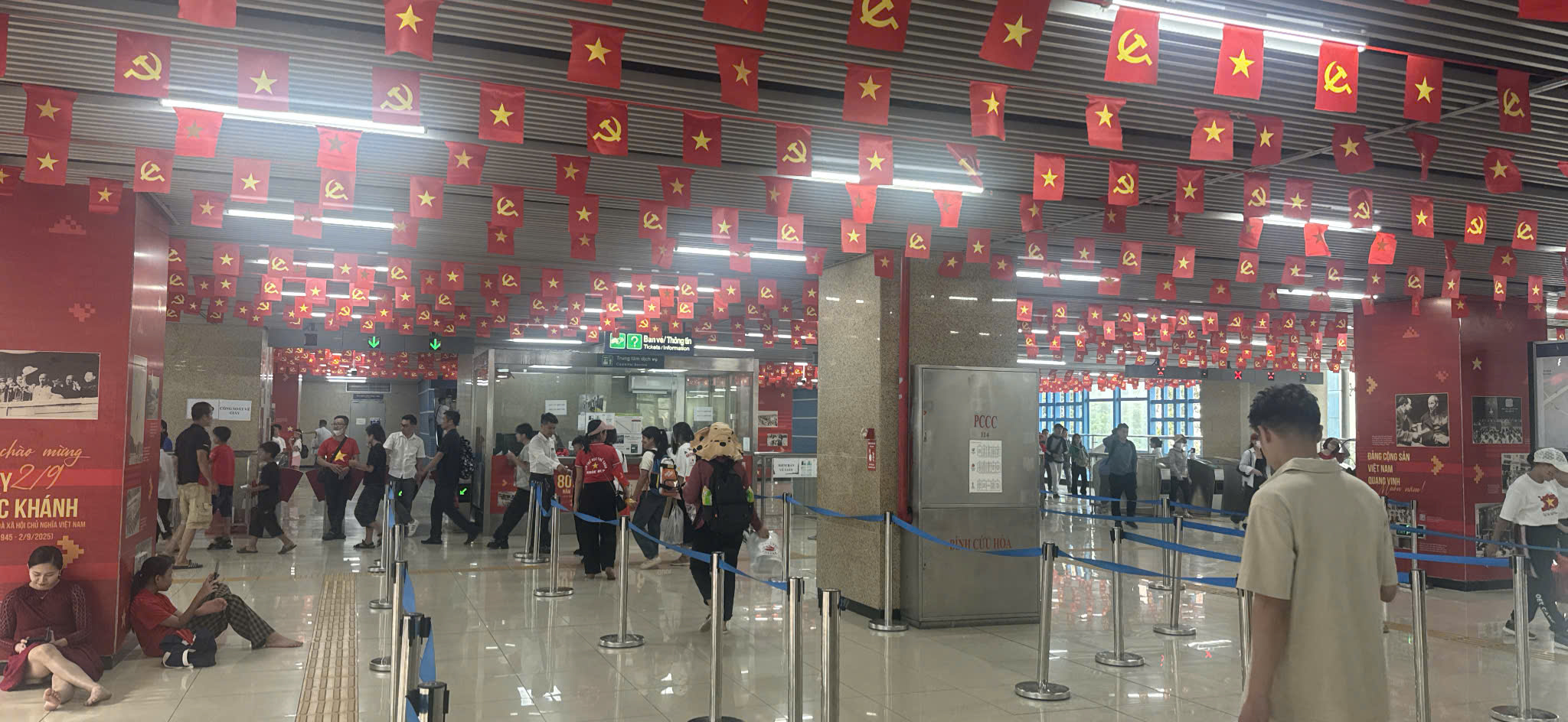 8h10: Thong tin tu dai dien Cong ty TNHH MTV Duong sat do thi Ha Noi (Hanoi Metro) cho biet, tinh tu 4h30 den 8h00, luong khach qua 2 tuyen duong sat do thi dat tren 32.000 luot. Hien cac ga Cau Giay, ga Cat Linh va tram trung chuyen Long Bien van hoat dong binh thuong, tuy nhien luong khach dang co chieu huong tang khi nhieu nguoi bat dau ra ga de ve nha. Trung tam Quan ly va Dieu hanh giao thong TP Ha Noi khuyen cao nguoi dan khong chen lan, xo day, xep hang trat tu khi lay ve len tau de tranh nhung su co dang tiec. Anh: Dang Tien