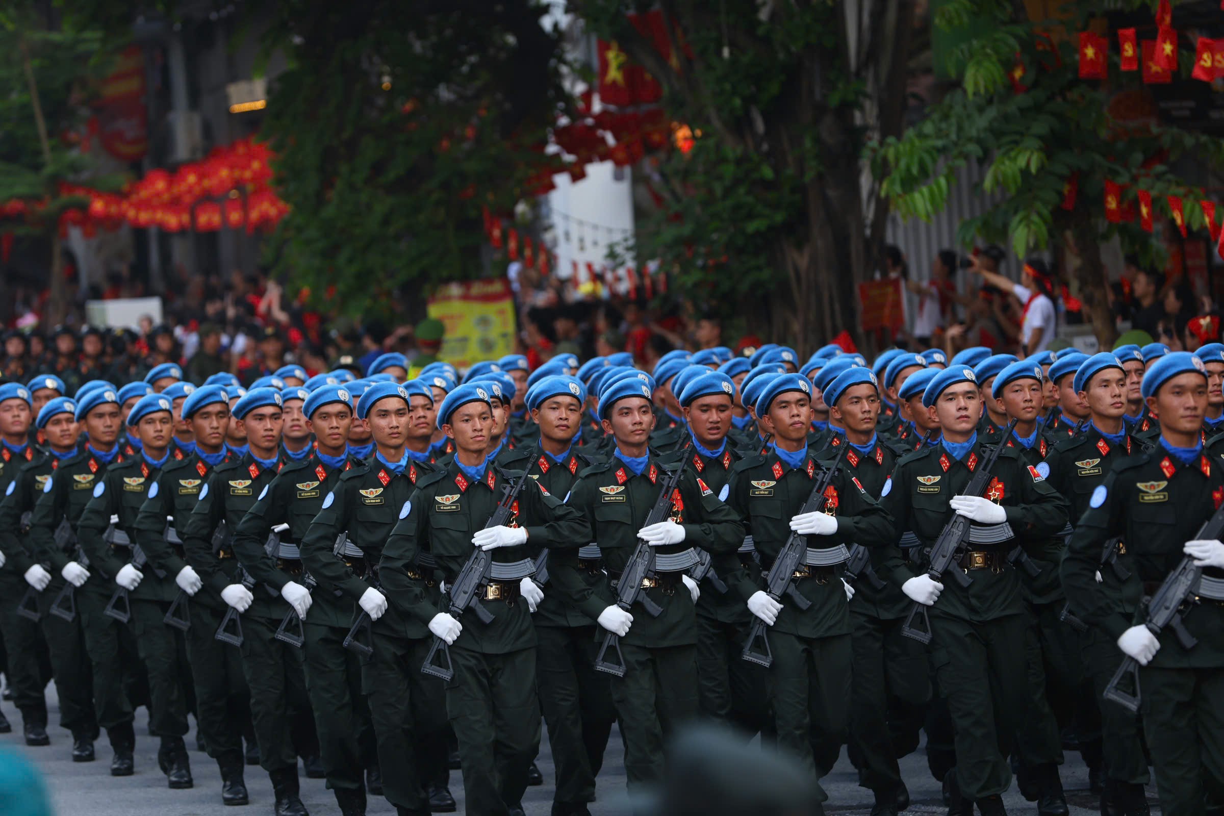 8h10: Cac khoi Cong an Nhan dan dieu binh, dieu hanh qua khu vuc Ga Ha Noi, duong Le Duan, phuong Cua Nam, TP Ha Noi trong su chao don nong nhiet cua nguoi dan. Anh: Cuong Ngo