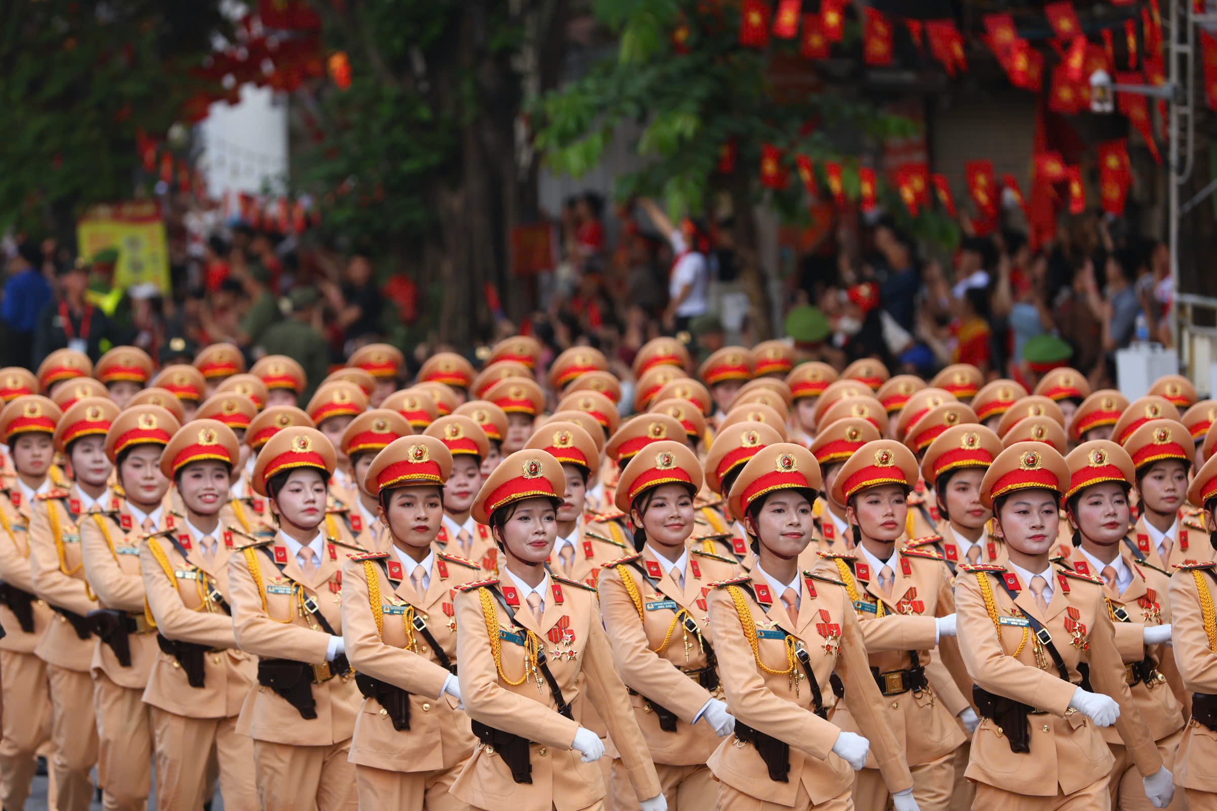 8h10: Cac khoi Cong an Nhan dan dieu binh, dieu hanh qua khu vuc Ga Ha Noi, duong Le Duan, phuong Cua Nam, TP Ha Noi trong su chao don nong nhiet cua nguoi dan. Anh: Cuong Ngo