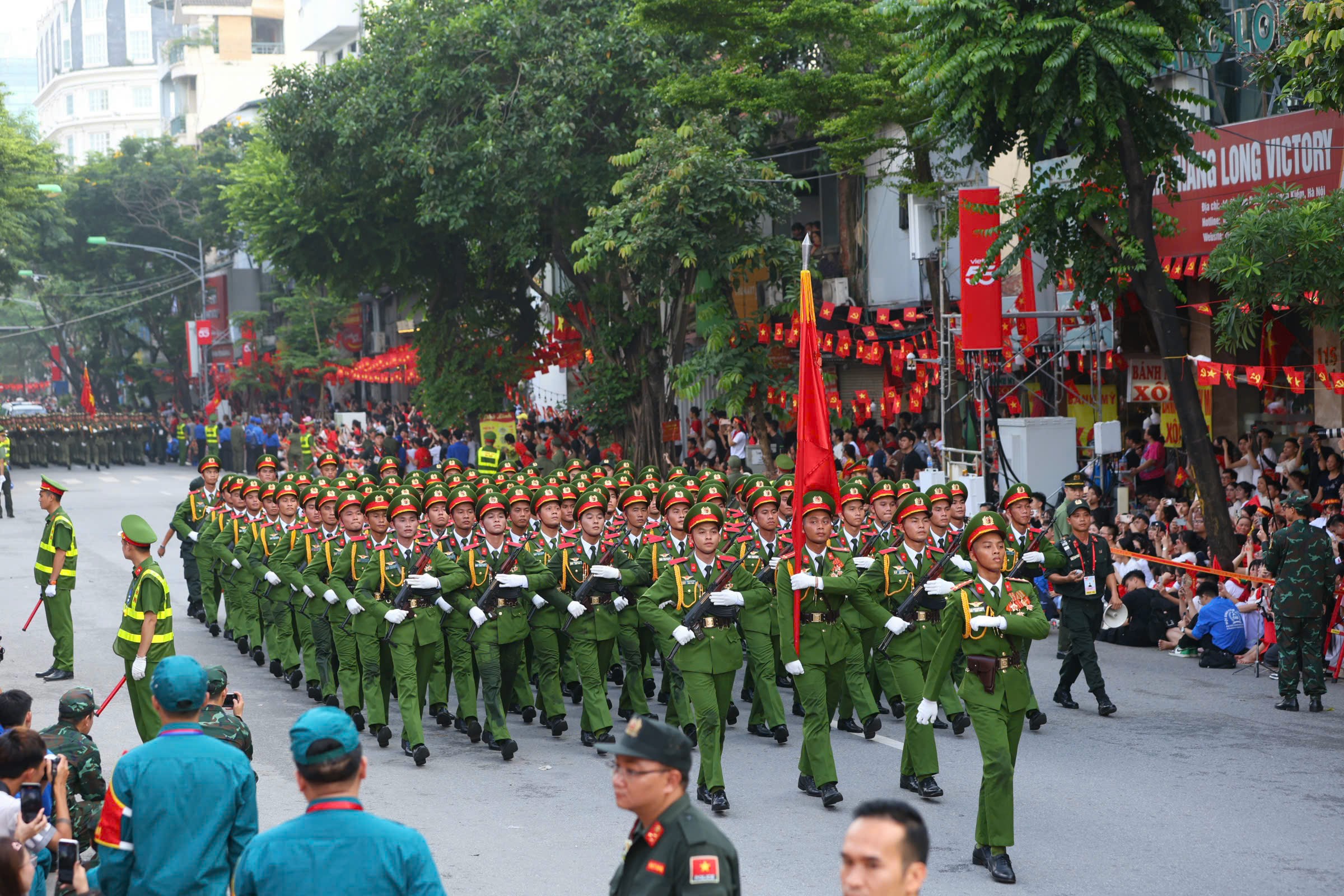 8h10: Cac khoi Cong an Nhan dan dieu binh, dieu hanh qua khu vuc Ga Ha Noi, duong Le Duan, phuong Cua Nam, TP Ha Noi trong su chao don nong nhiet cua nguoi dan. Anh: Cuong Ngo