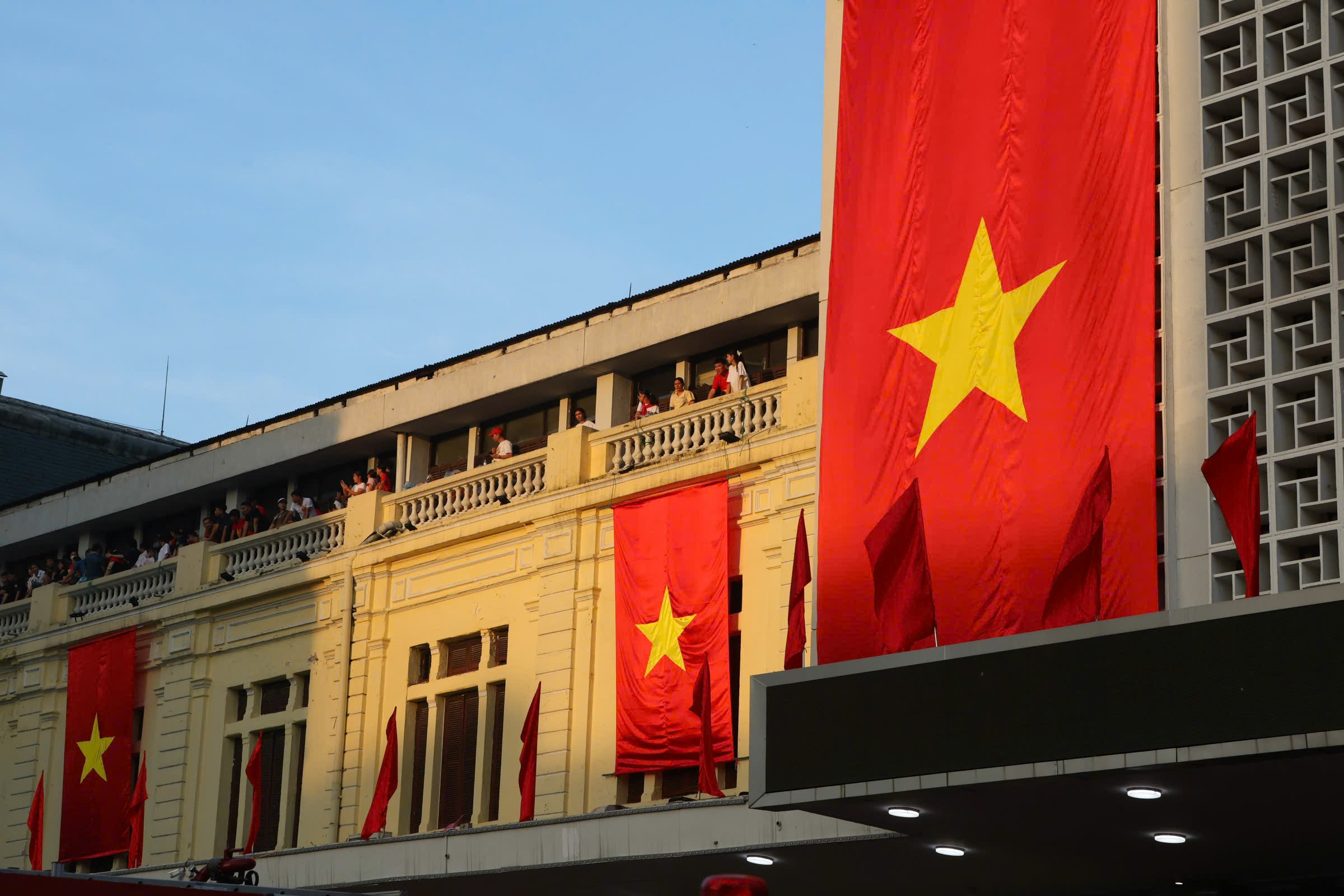 8h10: Cac khoi Cong an Nhan dan dieu binh, dieu hanh qua khu vuc Ga Ha Noi, duong Le Duan, phuong Cua Nam, TP Ha Noi trong su chao don nong nhiet cua nguoi dan. Anh: Cuong Ngo