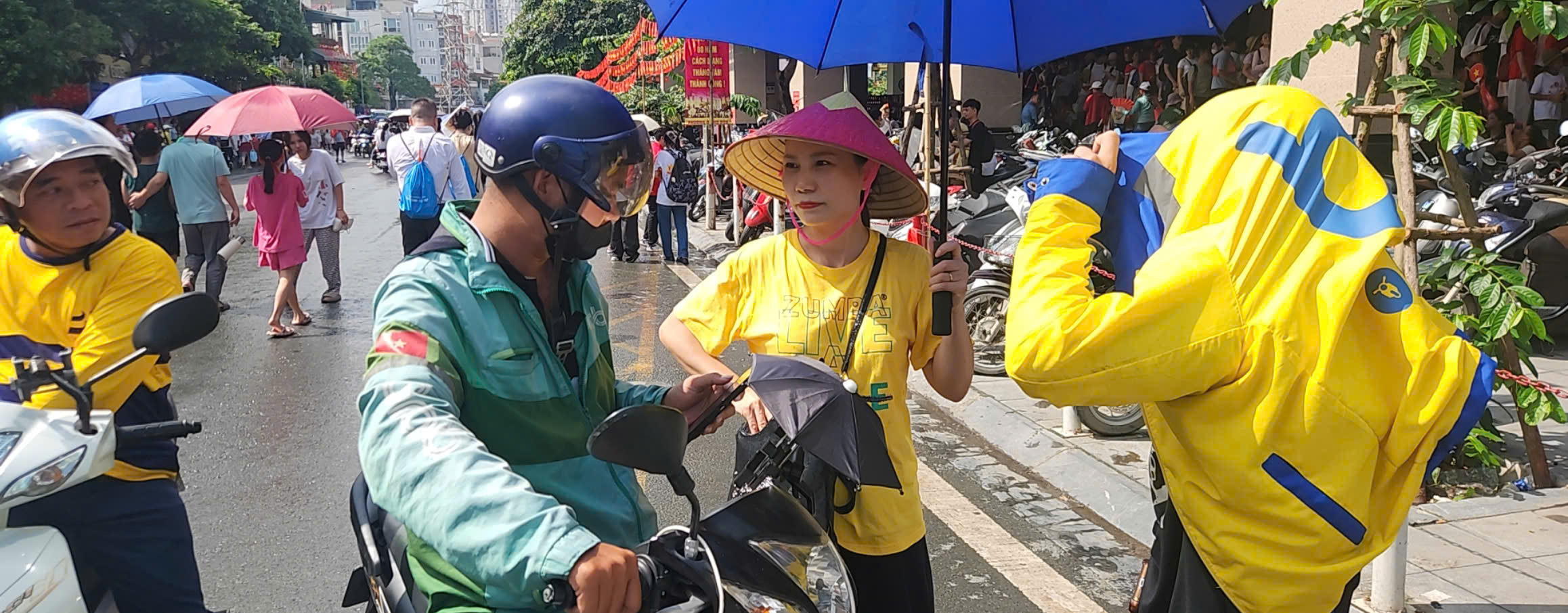 Da xuat hien tinh trang nhieu xe om “chat chem” khach. Trao doi voi PV bao Lao Dong, chi Nguyen Thi Xuan cho biet, chi muon goi xe di tu pho Hao Nam ve duong Chien Thang (Ha Dong) ma bi “het gia” 300.000 dong. Mot nguoi dan khac cho biet cuoc xe om tu ngo 167 pho Hao Nam ra so 167 Tay Son bi het gia 170.000 dong. Anh: Dang Tien