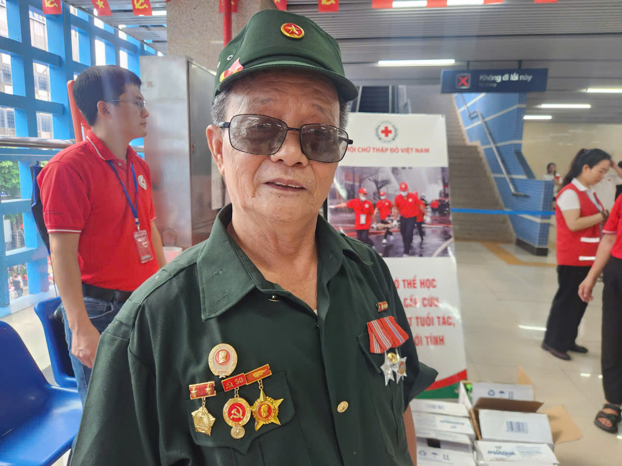Cuu chien binh Le Kim Phuc (sinh nam 1952, xa Trieu Son, Thanh Hoa) cho biet, ong tung dong quan tu Duong 9 vao den Tay Nguyen. “Du le A80 hom nay, toi thay To quoc minh ngay cang tuoi dep va phat trien” – ong noi. Chieu hom qua, ong cung mot so dong doi vuot hon 260km tu que ra Thu do de du Dai le A80. Du khong duoc vao trong de xem truc tiep le dieu binh, dieu hanh, nhung ong da duoc cac ban tre tan tinh huong dan de co cho ngoi tu te chiem nguong doan quan di qua. “Toi chi biet noi hai tu cam on: 80 nam dat nuoc doc lap va phat trien, cam on cac co quan, ban nganh da ho tro nhung cuu chien binh chung toi” – ong Phuc bay to. “Nhung thanh qua cua dat nuoc hom nay xung dang voi su hy sinh xuong mau cua the he chung toi” – ong Phuc xuc dong chia se.